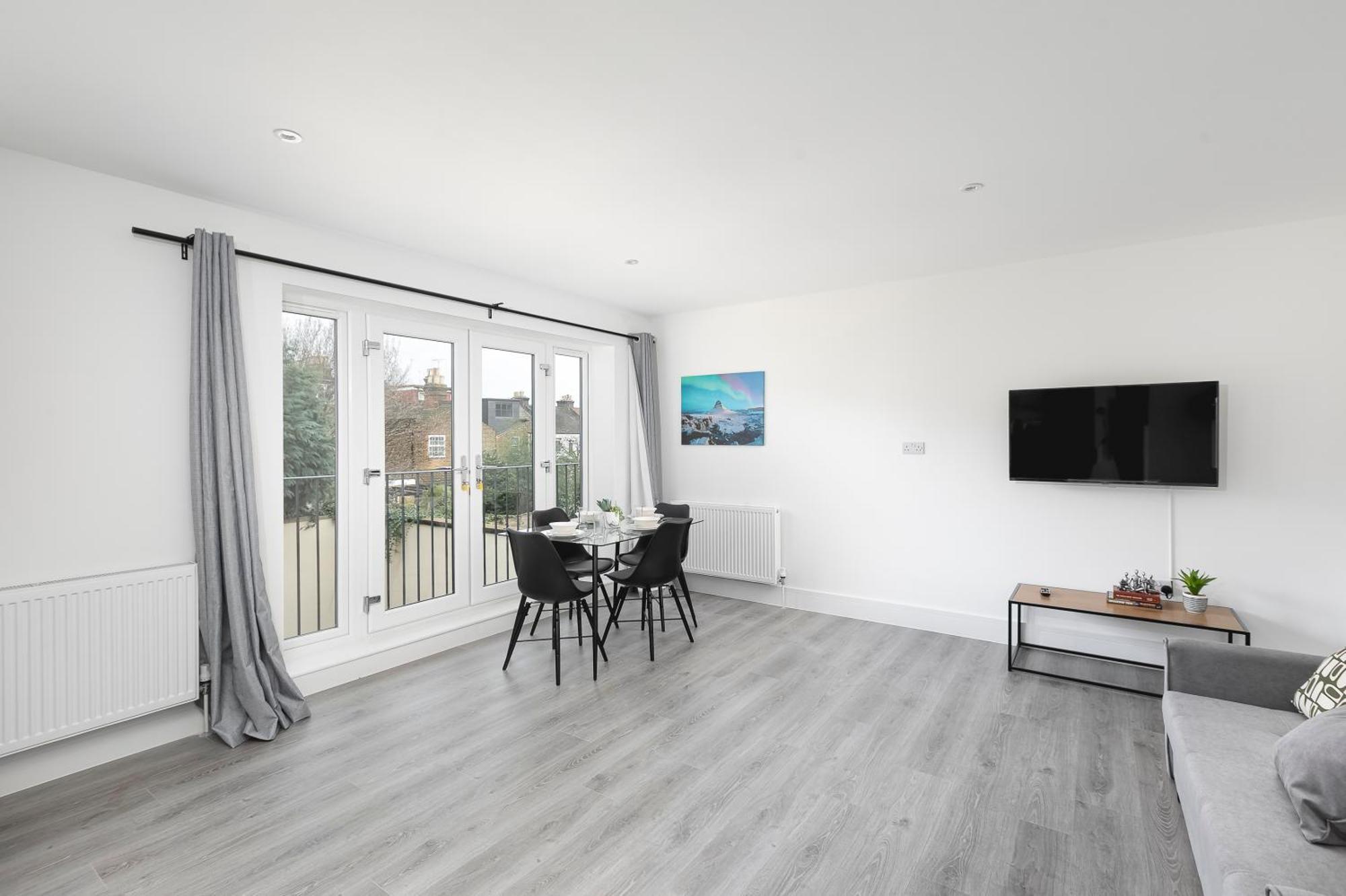 Cozy Apartments With King Size Beds Near Enfield Town & Chase Farm Train Stations With Wifi And Parking Exterior foto