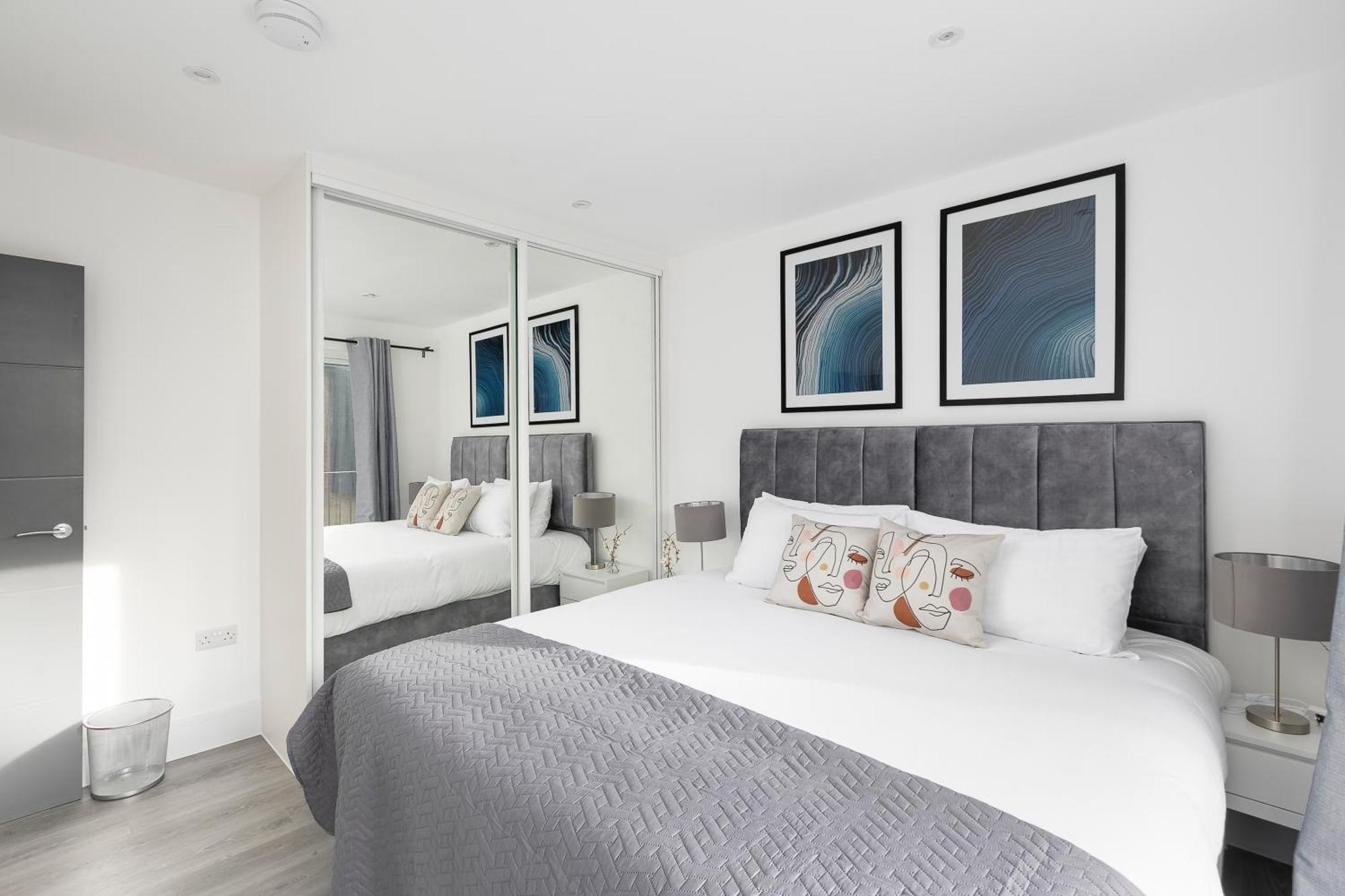 Cozy Apartments With King Size Beds Near Enfield Town & Chase Farm Train Stations With Wifi And Parking Exterior foto
